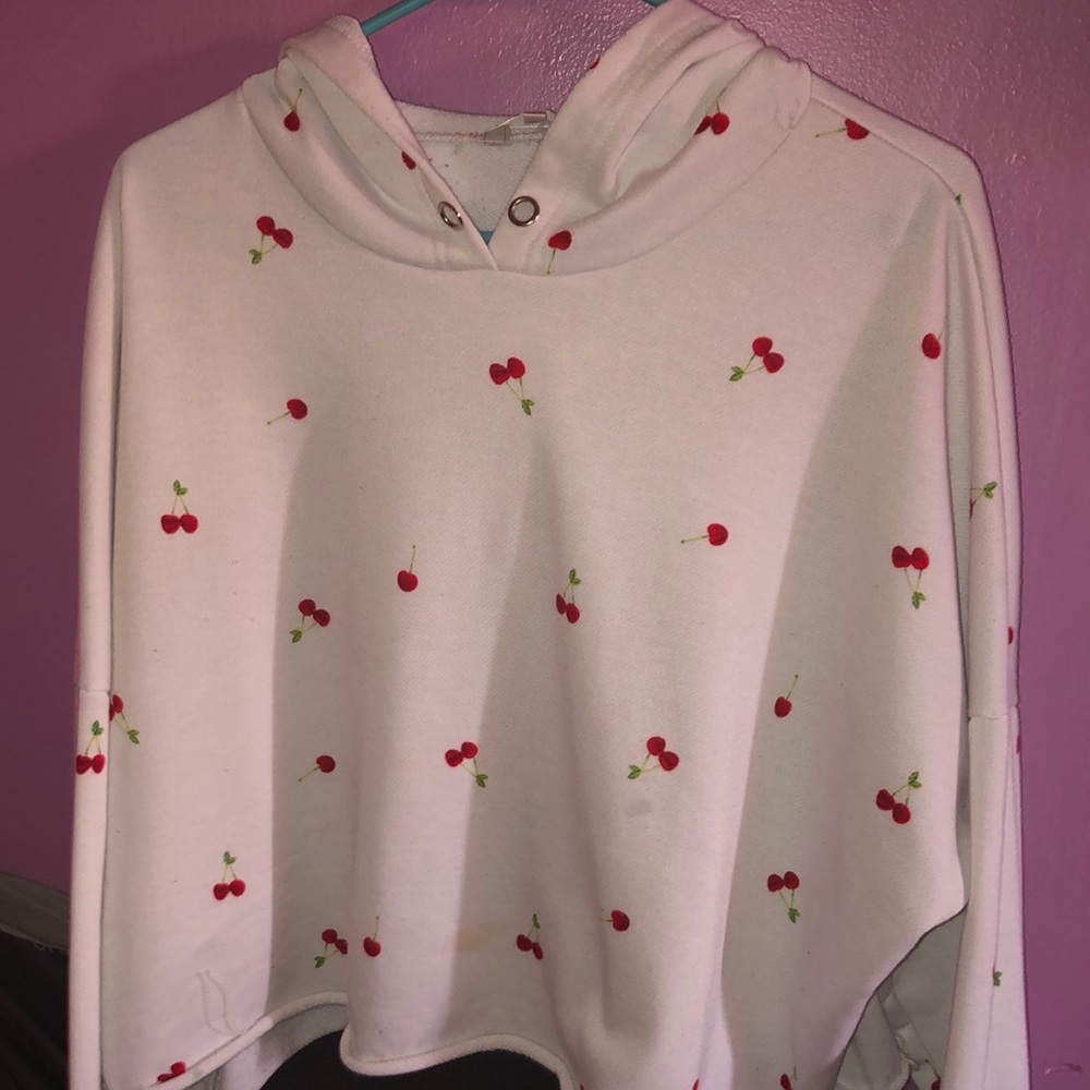 It has 2 black stripes on the sleeves and cherrys